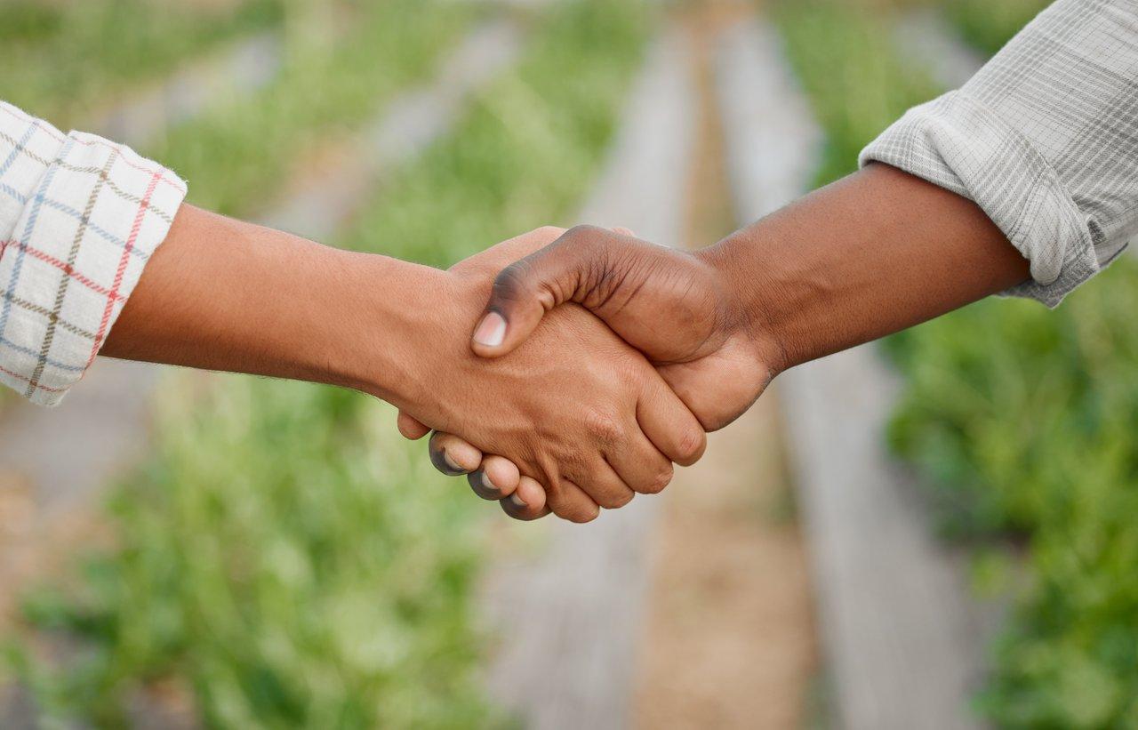 Réunion de producteurs agricoles engagés dans le commerce équitable, symbolisant collaboration et confiance pour un avenir durable.