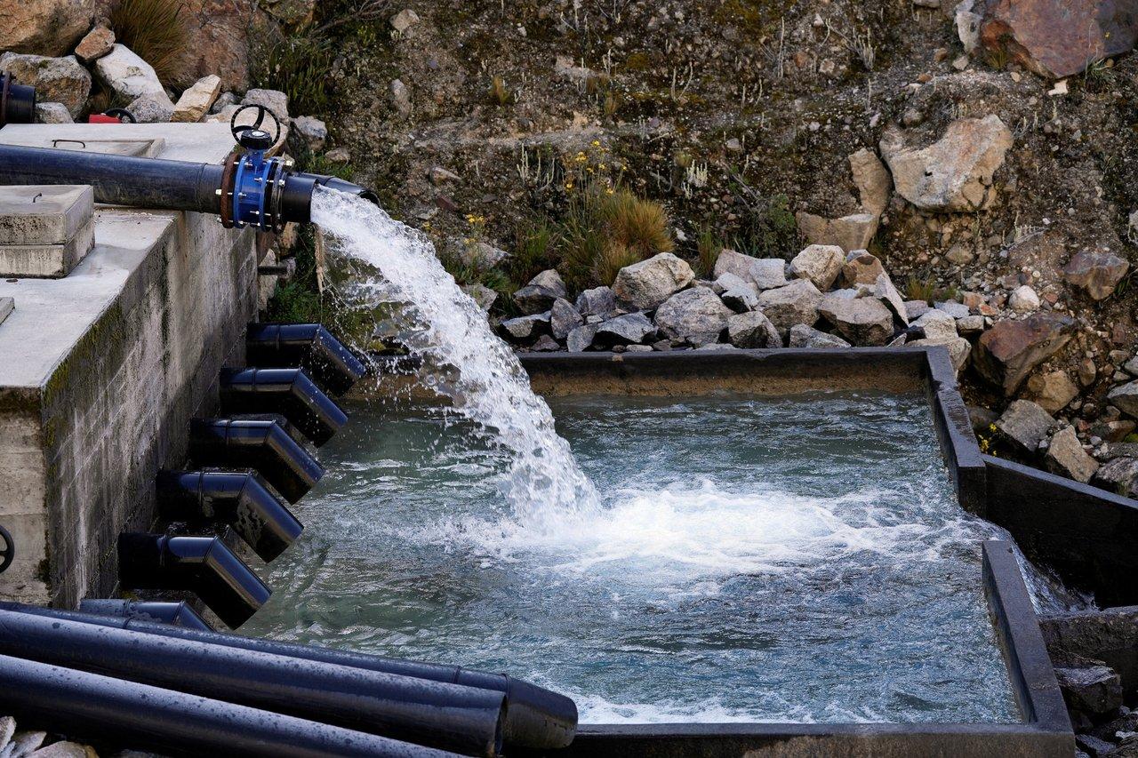 Réunion interprofessionnelle rurale sur la gestion de l'eau dans un bassin versant montagneux.